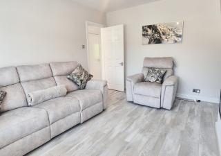 Cosy 2BR House on Quiet Street with Free Parking - 6