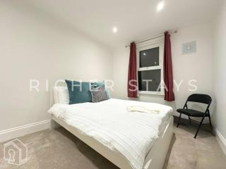 Stylish 4BR Home in Stratford, Garden and Parking - 6
