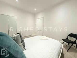 Stylish 4BR Home in Stratford, Garden and Parking - 3