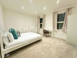 Stylish 4BR Home in Stratford, Garden and Parking - 1