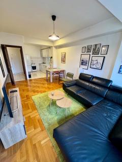 Bright & Cozy Urban Apartment - 8