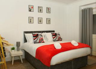 The Coventry House Sleeps 9 with Parking for 4 - 8