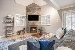 Luxurious Private House Pool and Hot Tub - 5