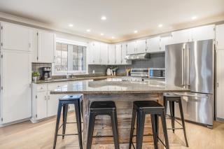 Luxurious Private House Pool and Hot Tub - 3