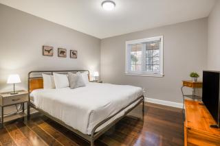 Luxurious Private House Pool and Hot Tub - 8