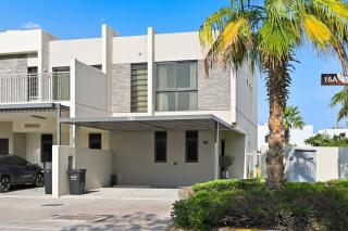 3BR Luxurious Villa pool view DAMAC Hills 2 - 7