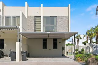 3BR Luxurious Villa pool view DAMAC Hills 2 - 8