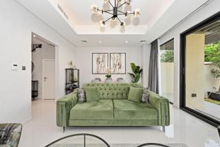 3BR Luxurious Villa pool view DAMAC Hills 2 - 4