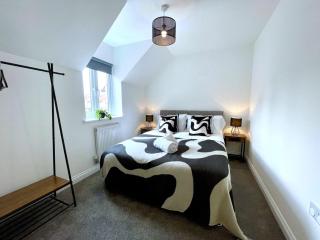 Brand NEW 4-bedroom detached house - 20-min walk to Gloucester Docks - Ample Parking - Superfast Wi-Fi - Long-stay rates! - 6