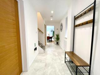 Brand NEW 4-bedroom detached house - 20-min walk to Gloucester Docks - Ample Parking - Superfast Wi-Fi - Long-stay rates! - 3