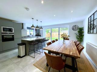 Brand NEW 4-bedroom detached house - 20-min walk to Gloucester Docks - Ample Parking - Superfast Wi-Fi - Long-stay rates! - 0