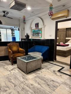 Hotel Raj Deluxe - 8