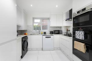 Cosy 4BR Retreat- Free Parking - Fast WiFi - Family Friendly - 5