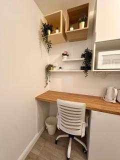 Newly Renovated Private Room with kitchenette near QE Hospital R2 - 3