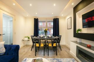 Cosy 4BR Retreat- Free Parking - Fast WiFi - Family Friendly - 3