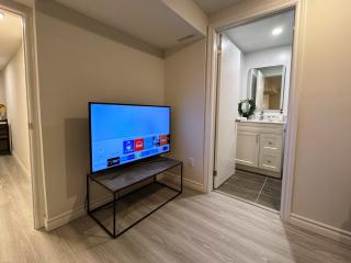 Modern Newly-Renovated Suite Free Parking pet friendly - 7