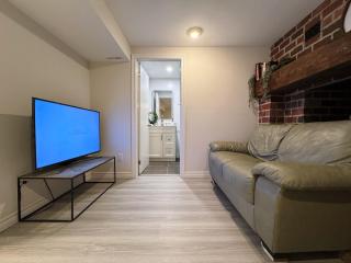 Modern Newly-Renovated Suite Free Parking pet friendly - 8