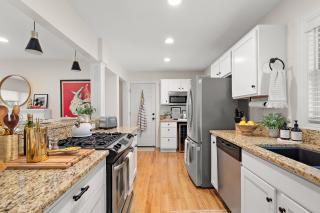 "Chic Retreat" Home Office & Gym by Roxy Rentals - 1