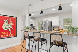 "Chic Retreat" Home Office & Gym by Roxy Rentals - 6