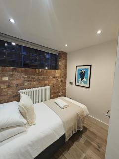 High End Luxury Townhouse in JQ, 4 Bedrooms, Flat screen TV in all rooms, Free Parking, Near Birmingham City Centre DEPOSIT REQUIRED - 6