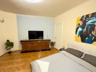 Spacious Two-Bedroom, Balcony and Kitchen Retreat - 8