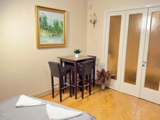 Spacious Two-Bedroom, Balcony and Kitchen Retreat - 9