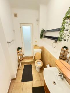 Spacious Two-Bedroom, Balcony and Kitchen Retreat - 1