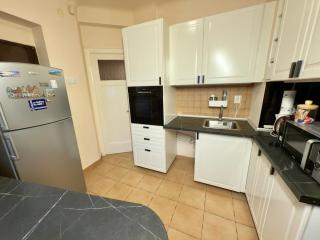 Spacious Two-Bedroom, Balcony and Kitchen Retreat - 7