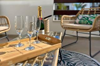 Modern apartment with swimming pool and terraces - 4