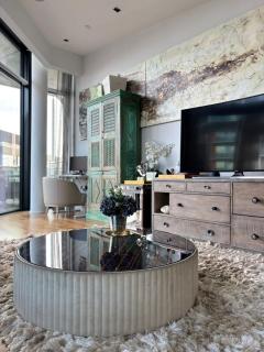 Amazing top floor 2 bed flat with massive terrace - 0