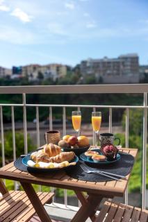 Bright Cozy Apartment - 2