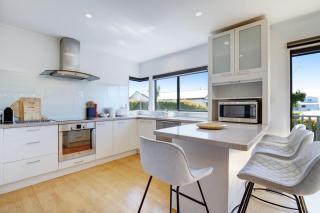 Seaside Premium Home with Spa Pool near Beach - 7