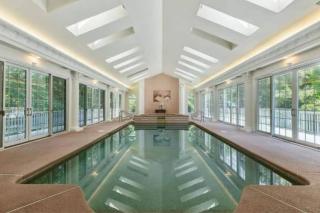 5 Bedrooms Indoor Pool Huge Yard - 2