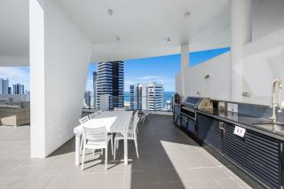 Beach View 3BR Penthouse Apt with Pool and Gym - 7