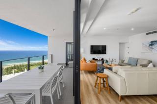 Beach View 3BR Penthouse Apt with Pool and Gym - 4