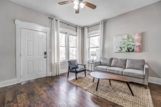 Your Midtown Getaway - Central, Walkable and Calm - 4