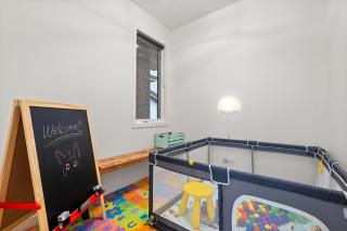 Luxe Retreat with Gym, Ping Pong, King Bed, Near WEM - 3