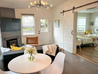 Hot Tub Bright Modern steps to downtown - 9