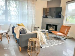 Hot Tub Bright Modern steps to downtown - 6