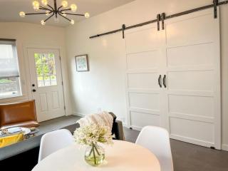 Hot Tub Bright Modern steps to downtown - 5