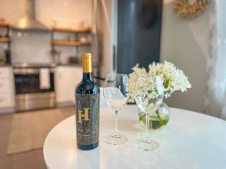 Hot Tub Bright Modern steps to downtown - 4