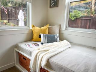 Hot Tub Bright Modern steps to downtown - 1