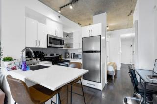 Pristine Parc Avenue Pad With Parking - 9
