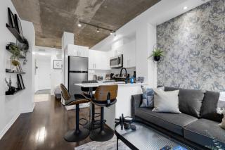 Impeccable Parc Avenue Pad With Parking - 0