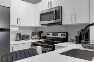 Impeccable Parc Avenue Pad With Parking - 8