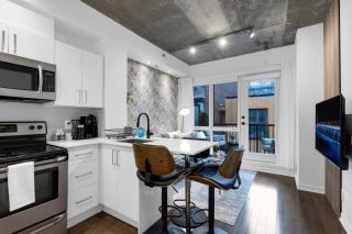 Impeccable Parc Avenue Pad With Parking - 6