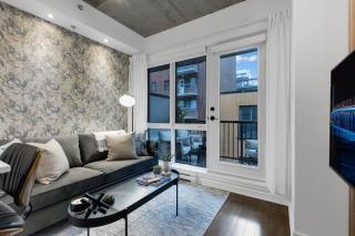 Impeccable Parc Avenue Pad With Parking - 5