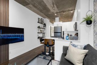 Impeccable Parc Avenue Pad With Parking - 1