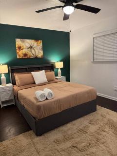 Pink 1Bed 5 miles from Downtown Free Parking - 1