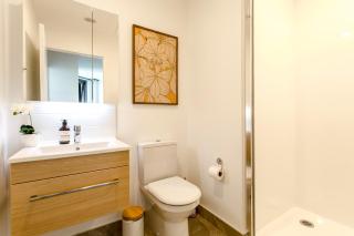 Brand New Designer Stay in Auckland CBD Honeycomb by Homello - 6